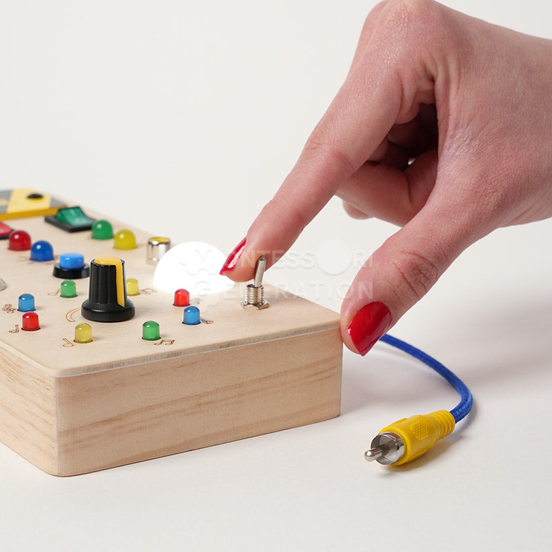 Tableau Montessori en bois avec interrupteurs