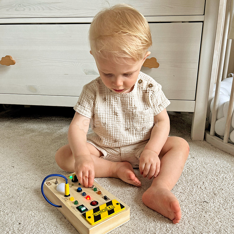 Tableau Montessori en bois avec interrupteurs