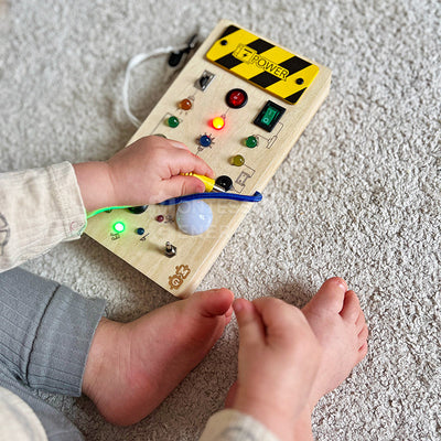 Tableau Montessori en bois avec interrupteurs